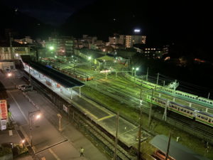 富山地方鉄道の宇奈月温泉駅と、黒部峡谷鉄道の宇奈月駅